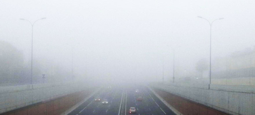 Carretera con niebla