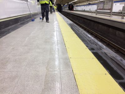 Instalación pavimento podotactil metro madrid